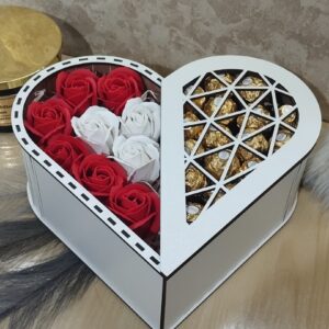 Подарунковий бокс «Gold Heart» з Ferrero Rocher та трояндами